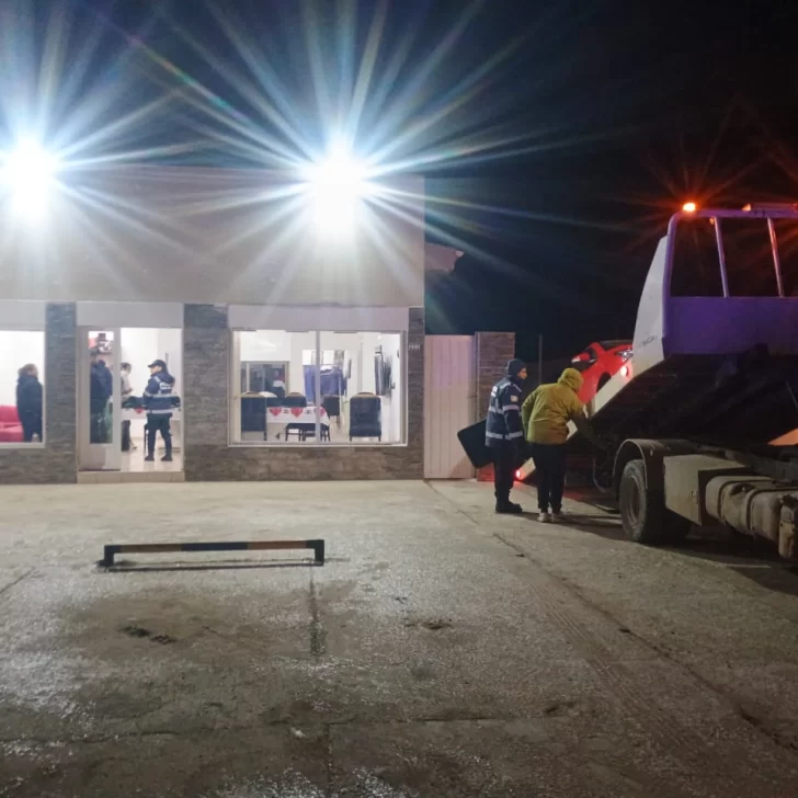 Buscan a dos prófugos acusados de atropellar y agredir a policías durante un secuestro vehicular Buscan a dos prófugos acusados de atropellar y agredir a policías durante un secuestro vehicular