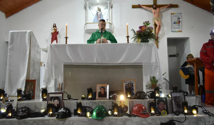  El párroco brindó la misa con los cascos que simbolizaron a los mineros fallecidos.