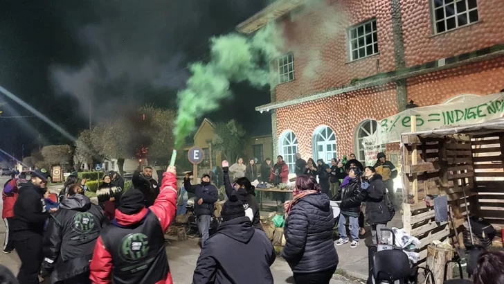 ATE mantiene un acampe a las puertas del Municipio y la marcha por Ni Una Menos de este miércoles estuvo cruzada por el reclamo salarial. FOTO: ATE