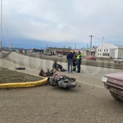 Choque entre un auto y una moto en la Autovía de Río Gallegos y Avenida Asturias