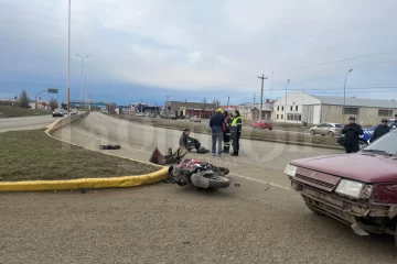 Choque entre un auto y una moto en la Autovía de Río Gallegos y Avenida Asturias