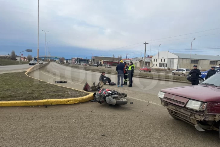Choque entre un auto y una moto en la Autovía de Río Gallegos y Avenida Asturias