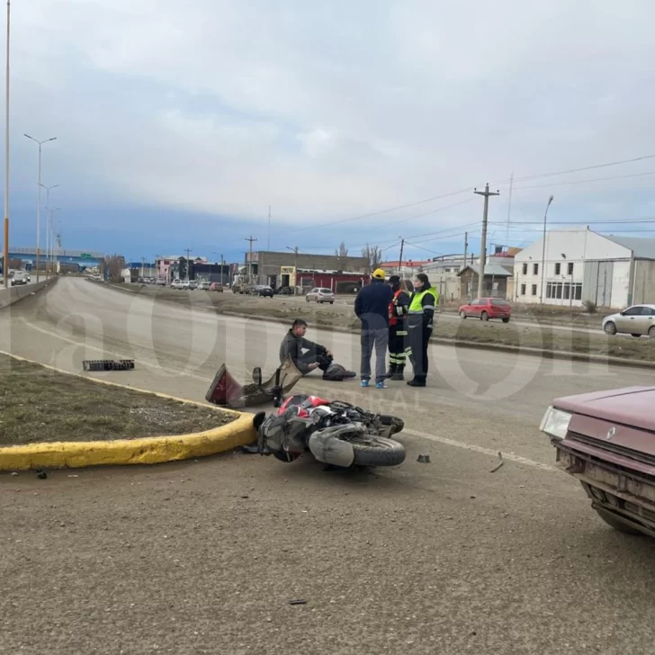 Choque entre un auto y una moto en la Autovía de Río Gallegos y Avenida Asturias