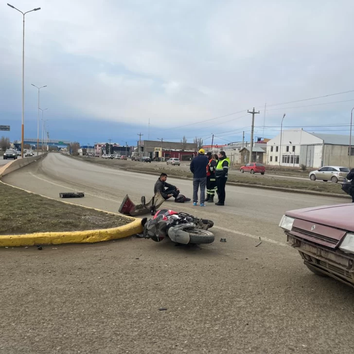 Choque entre un auto y una moto en la Autovía de Río Gallegos y Avenida Asturias