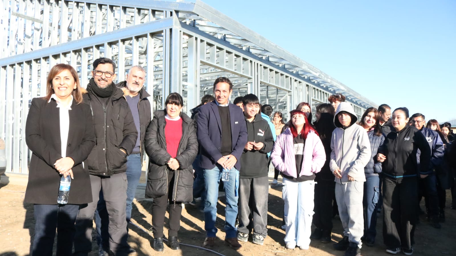  Las autoridades del CPE y la representantes de la empresa encargada de la obra recorrieron las instalaciones junto a alumnos y docentes.