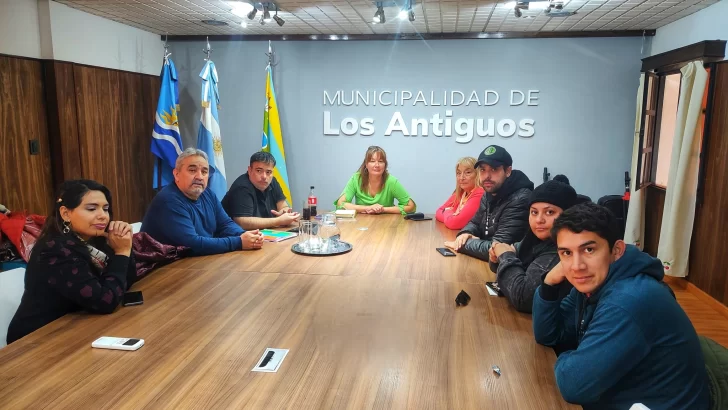 Con apoyo de Claudio Vidal, Zulma Neira cerró un acuerdo salarial de más de $100.000 con los municipales de Los Antiguos