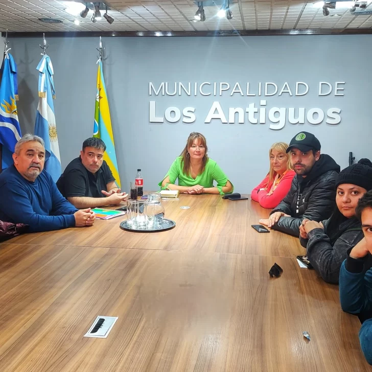 Con apoyo de Claudio Vidal, Zulma Neira cerró un acuerdo salarial de $100.000 con los municipales de Los Antiguos