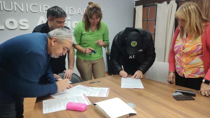El ministro de Gobierno de Claudio Vidal, Nicolás Brizuela, también firmó el acuerdo salarial. El ministro de Gobierno de Claudio Vidal, Nicolás Brizuela, también firmó el acuerdo salarial.