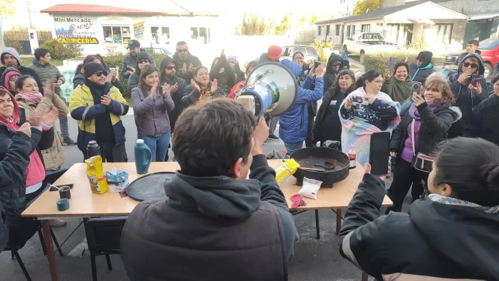  Fin del conflicto. El momento en el que los gremialistas comunicaban el acuerdo salarial.