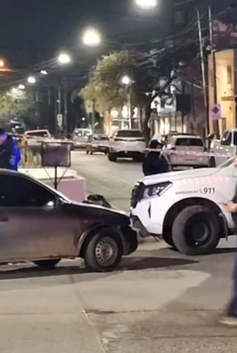 Un policía mató a la novia de su ex y se atrincheró en un gimnasio: Siguen las negociaciones para que se entregue
