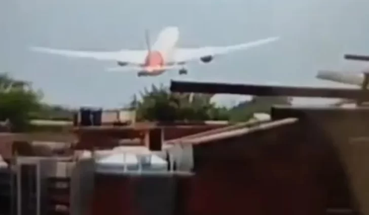 El video del avión con 242 pasajeros que se estrelló en India