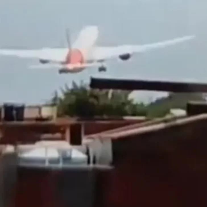 El video del avión con 242 pasajeros que se estrelló en India