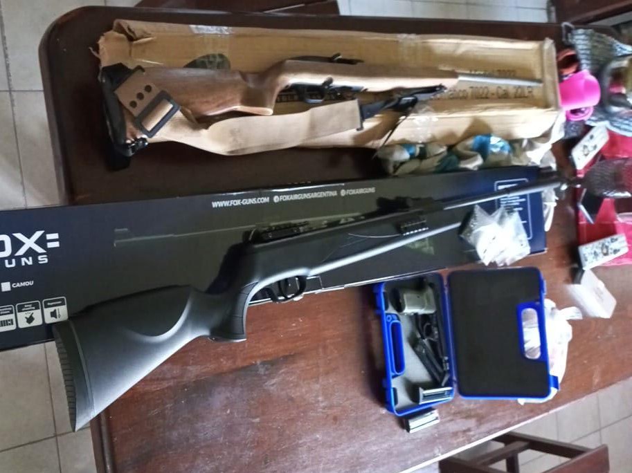 Balearon una casa en Puerto Deseado y los atraparon con un arsenal de armas y un violín robado en Caleta Olivia