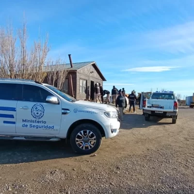 Balearon una casa en Puerto Deseado y los atraparon con un arsenal de armas y un violín robado en Caleta Olivia