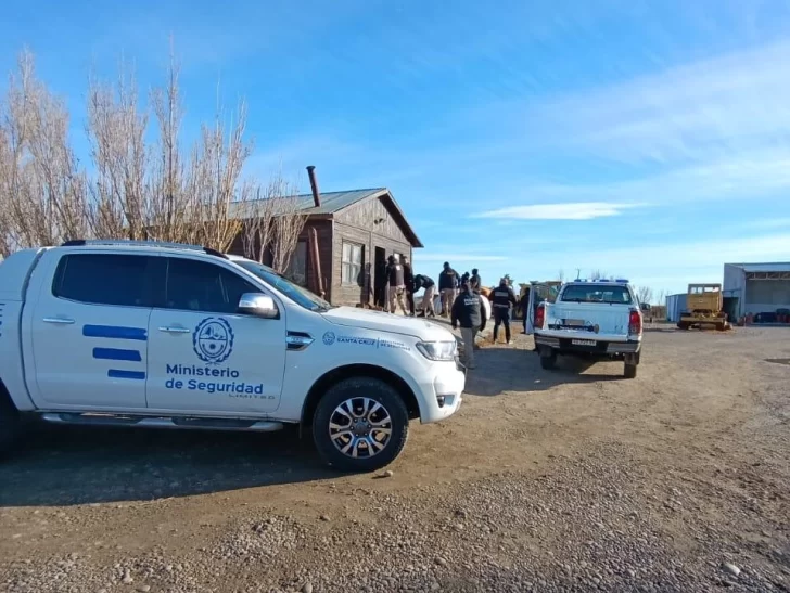 Balearon una casa en Puerto Deseado y los atraparon con un arsenal de armas y un violín robado en Caleta Olivia