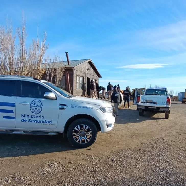 Balearon una casa en Puerto Deseado y los atraparon con un arsenal de armas y un violín robado en Caleta Olivia
