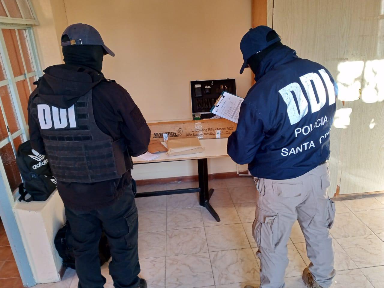 Balearon una casa en Puerto Deseado y los atraparon con un arsenal de armas y un violín robado en Caleta Olivia