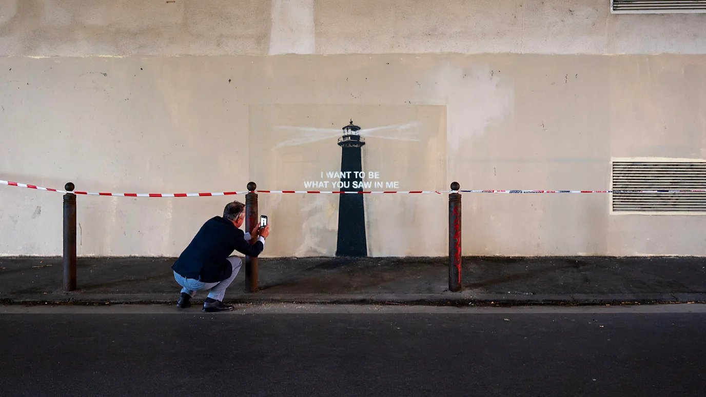  Ciudadano fotografiando la obra de Banksy.