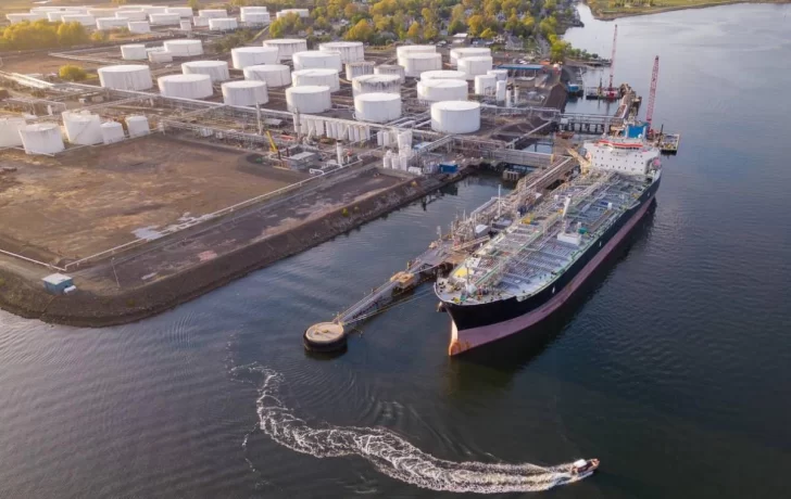 Irán más cerca de bloquear el Estrecho de Ormuz y los precios del crudo ya lo sienten