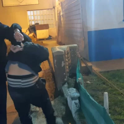 Un joven robó mercadería en el barrio APAP y lo atraparon a metros del gimnasio 17 de Octubre