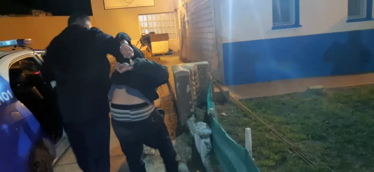 Un joven robó mercadería en el barrio APAP y lo atraparon a metros del gimnasio 17 de Octubre