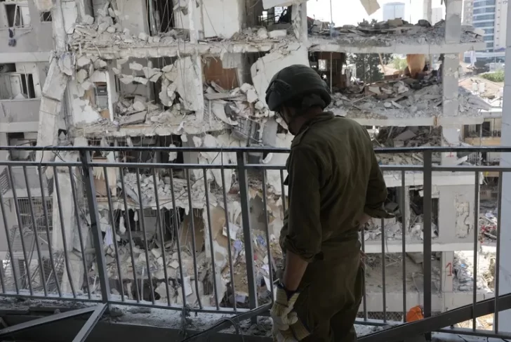  Soldado israelí observa el estado de los edificios luego de los bombardeos de Irán.
