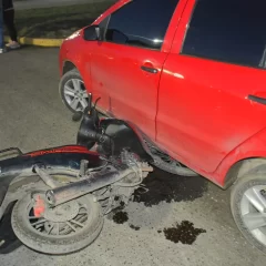 Nuevo accidente en la Autovía 17 de Octubre: una moto chocó con un auto y el conductor fue derivado al hospital