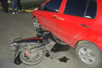 Nuevo accidente en la Autovía 17 de Octubre: una moto chocó con un auto y el conductor fue derivado al hospital Nuevo accidente en la Autovía 17 de Octubre: una moto chocó con un auto y el conductor fue derivado al hospital