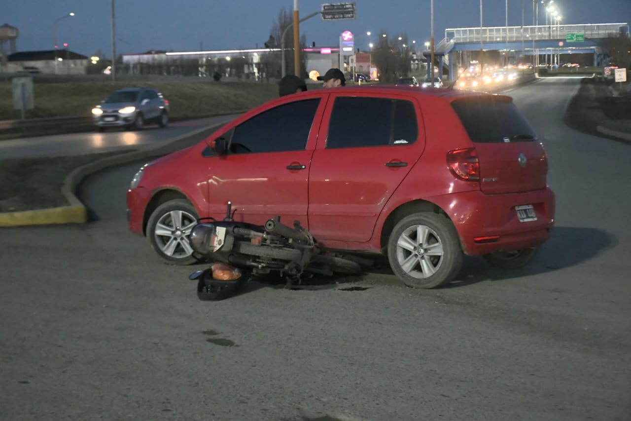 Nuevo accidente en la Autovía 17 de Octubre: una moto chocó con un auto y el conductor fue derivado al hospital