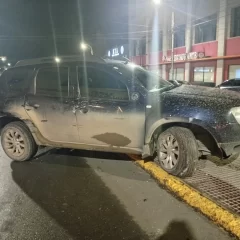 Grave choque en pleno centro de Río Gallegos: un motociclista terminó con fractura en una pierna y fue hospitalizado
