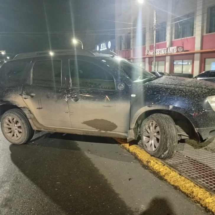 Grave choque en pleno centro de Río Gallegos: un motociclista terminó herido y fue hospitalizado