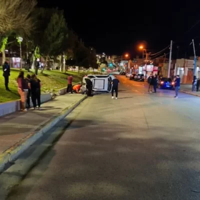 Choque y fuga en Comodoro: una mujer salió despedida de un vehículo