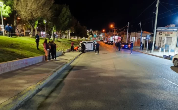 Choque y fuga en Comodoro: una mujer salió despedida de un vehículo