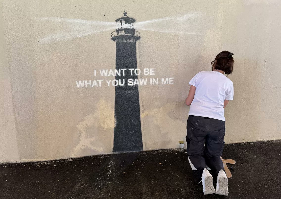  Ciudadana marsellesa admirando la obra de Banksy.