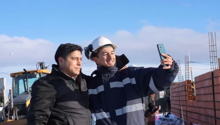 Claudio Vidal recorrió obras de viviendas en Río Gallegos y charló con trabajadores de la construcción