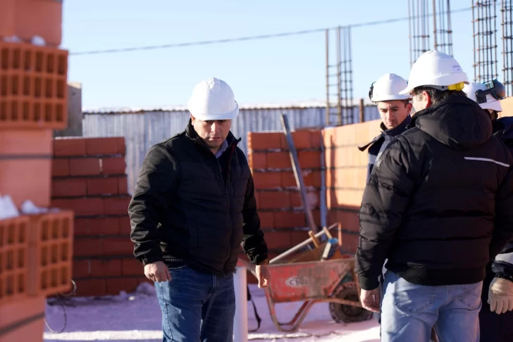  El Gobierno de Santa Cruz encaró un plan de obra públicas que incluye viviendas y obras viales.