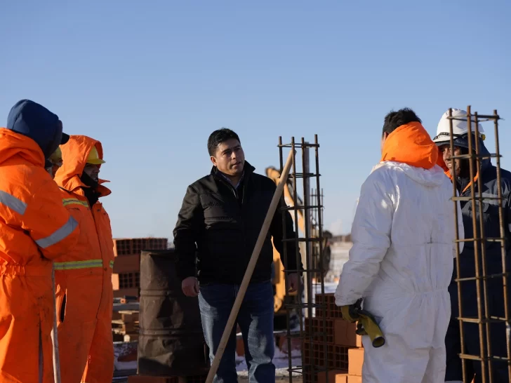 El gobernador Claudio Vidal dialogó con trabajadores en plena obra del barrio San Benito, destacando su compromiso con la construcción de viviendas. El gobernador Claudio Vidal dialogó con trabajadores en plena obra del barrio San Benito, destacando su compromiso con la construcción de viviendas.