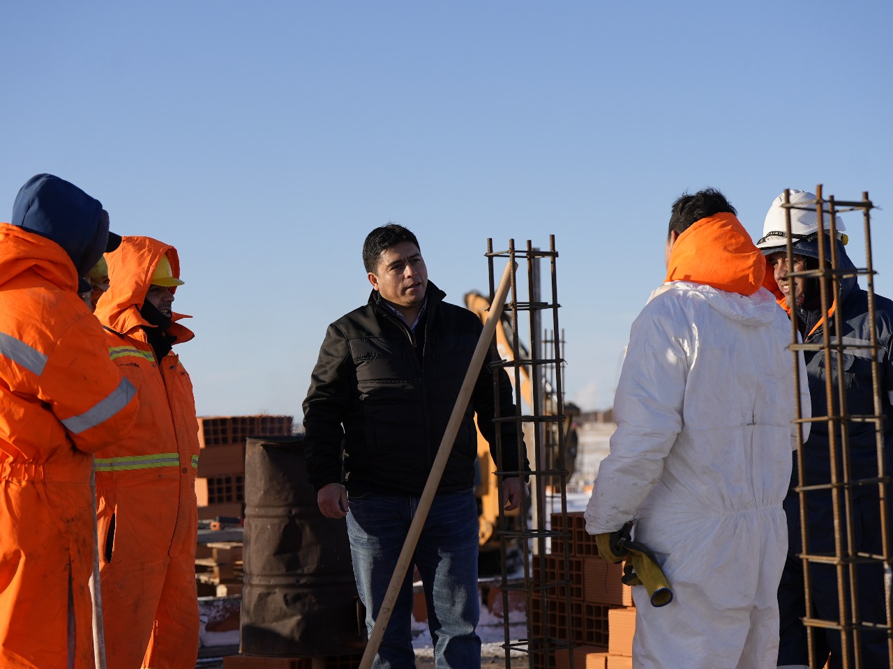  El gobernador Claudio Vidal dialogó con trabajadores en plena obra del barrio San Benito, destacando su compromiso con la construcción de viviendas.