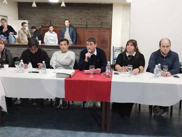 La Convención de la UCR en Puerto San Julián, acordó ir en un frente electoral con el SER. La Convención de la UCR en Puerto San Julián, acordó ir en un frente electoral con el SER.