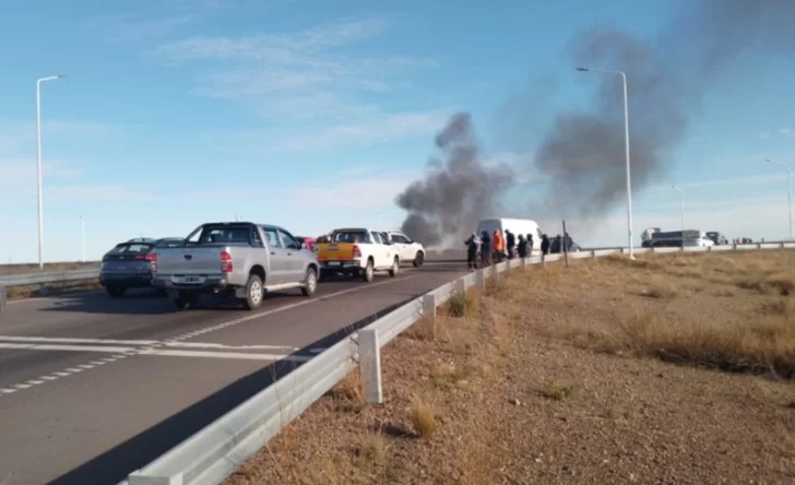 Los marineros disidentes llevaron adelante un corte en la Ruta 3, dejando pasar los autos en forma intermitente. Los marineros disidentes llevaron adelante un corte en la Ruta 3, dejando pasar los autos en forma intermitente.
