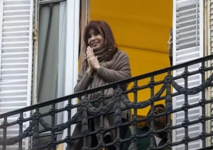 Cristina apuntó contra la gestión económica de Milei: “Se esfumaron 4.000 millones de dólares en apenas 45 días”