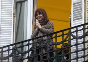 La Justicia ratificó que la expresidenta Cristina Kirchner deberá continuar utilizando tobillera electrónica La Justicia ratificó que la expresidenta Cristina Kirchner deberá continuar utilizando tobillera electrónica