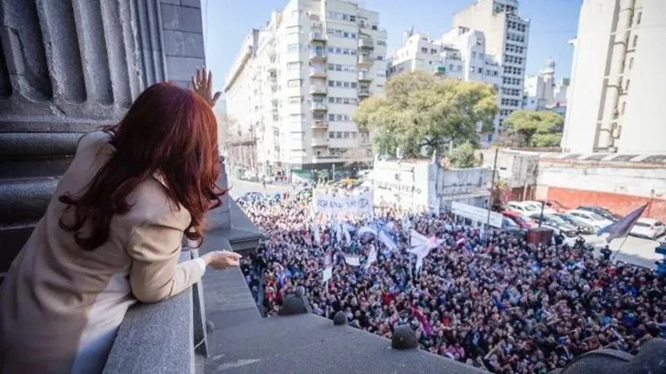  Multitudinaria expresión de militantes en la calle a favor de Cristina Kirchner, en la ciudad de Buenos Aires.