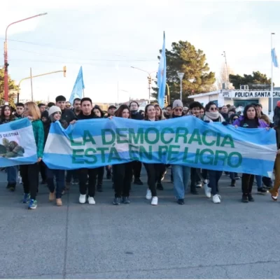 Caleta Olivia marchó por Cristina: “La democracia está en peligro”