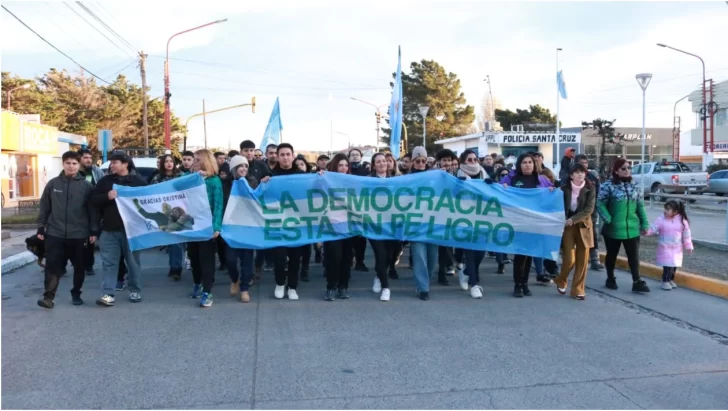 Caleta Olivia marchó por Cristina: “La democracia está en peligro”