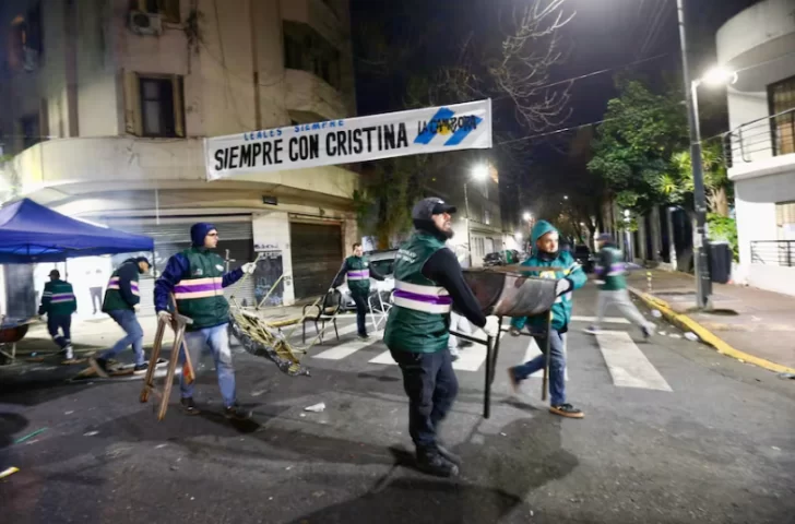 La Policía quitó las carpas y puestos de quienes acampaban frente al departamento de Cristina Kirchner