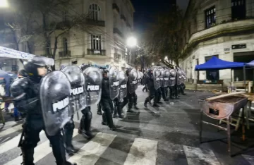 La Policía quitó las carpas y puestos de quienes acampaban frente al departamento de Cristina Kirchner La Policía quitó las carpas y puestos de quienes acampaban frente al departamento de Cristina Kirchner