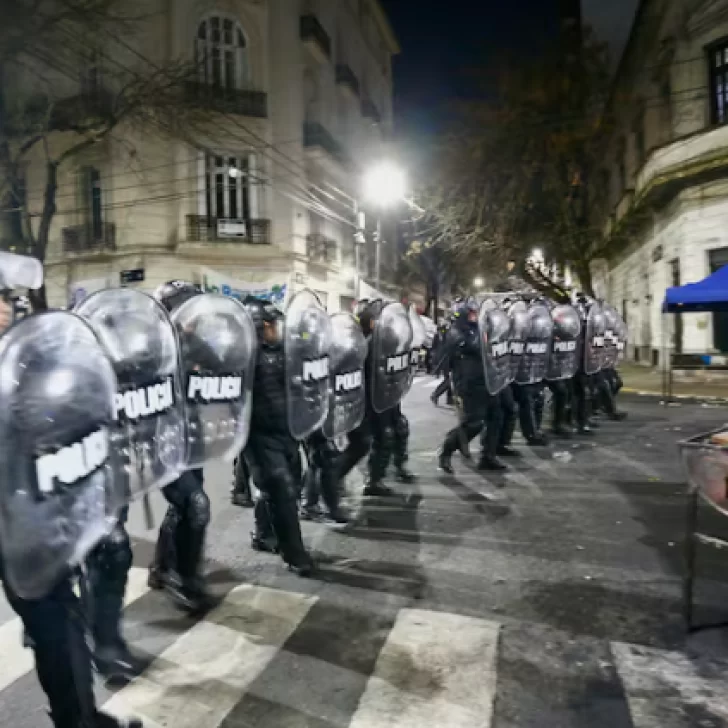 La Policía desalojó a los militantes que acampaban frente al departamento de Cristina Kirchner en Constitución