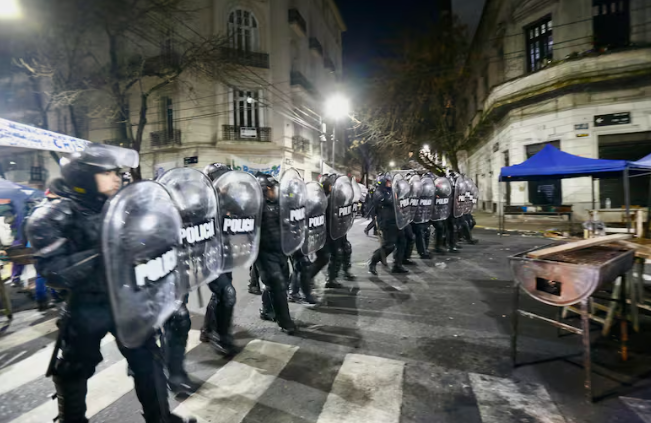 La Policía quitó las carpas y puestos de quienes acampaban frente al departamento de Cristina Kirchner