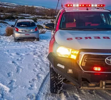Un conductor perdió el control de su auto y despistó por la presencia de nieve Un conductor perdió el control de su auto y despistó por la presencia de nieve